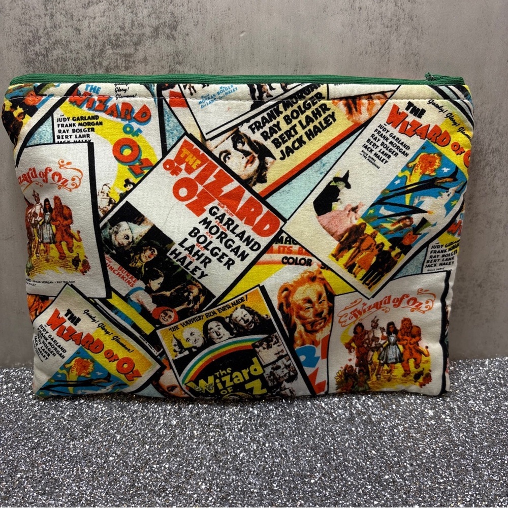 Vintage 1990’ Wizard of Oz Print Cosmetic Bag - Multicolor 8x10 pre`owned